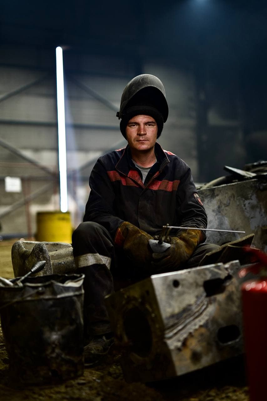 Сварщик на производстве